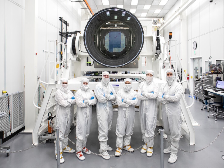 Kamera LSST zamontowana w teleskopie Simonyi Survey Telescope waży 2800 kg (6000 funtów) i wykorzystuje filtry o średnicy 75 cm (30 cali) do obrazowania nocnego nieba w zakresie od ultrafioletu do bliskiej podczerwieni. (Źródło zdjęcia: SLAC National Accelerator Laboratory)