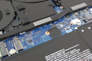 Niezajęte dodatkowe gniazdo M.2 2280 PCIe4 x4 do rozbudowy. Każde gniazdo zawiera podkładkę termiczną