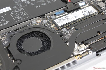 Rozwiązanie chłodzące składa się z dwóch wentylatorów (55 mm + 60 mm), trzech rurek cieplnych i aluminiowych żeber radiatora o grubości 0,1 mm