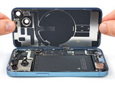 W przeciwieństwie do starszych modeli, iPhone'a 14 można otworzyć z dowolnej strony. (Źródło zdjęcia iFixit)