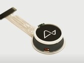 Implant N1 firmy Neuralink ładuje się indukcyjnie. (Źródło: Neuralink)