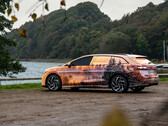 ID.7 Tourer ma wiele takich samych cech stylistycznych jak zwykły ID.7, ale ze zwiększoną przestrzenią bagażową typową dla kombi. (Źródło zdjęcia: Volkswagen)