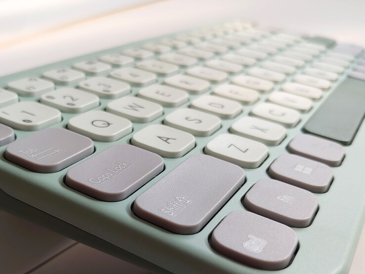 Wklęsłe klawisze pomagają zwiększyć dokładność. (Źródło obrazu: Notebookcheck)