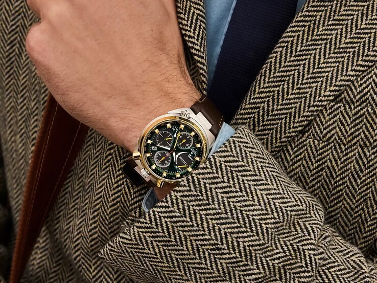 Ujęcie pod kątem zegarka Citizen Promaster Tsuno Chrono Racer noszonego na nadgarstku.