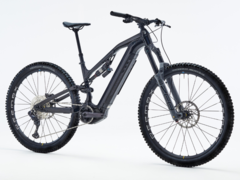 Decathlon Rockrider E-FEEL 900S Team Edition to eMTB z pełnym zawieszeniem. (Źródło zdjęcia: Decathlon)