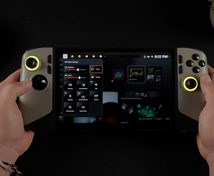 Ręczny komputer do gier MSI Claw 8 AI pokazujący pełnoekranowe środowisko Windows 11 Xbox z otwartym panelem szybkich ustawień MSI, podkreślającym elementy sterujące zasilaniem i jasnością. (ETA Prime via YouTube)