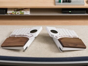 Bezprzewodowa klawiatura mechaniczna MoErgo Go60 split z podpórkami pod nadgarstki. (Źródło zdjęcia: MoErgo)