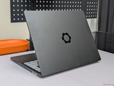 Aluminiowa pokrywa zewnętrzna jest ograniczona do koloru szarego i srebrnego, podczas gdy wewnętrzna plastikowa ramka może mieć dodatkowe kolory