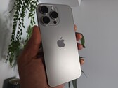 To nie Państwa wyobraźnia, iPhone 15 Pro działa cieplej w stanie spoczynku niż poprzednie iPhone'y. (Zdjęcie: Notebookcheck)