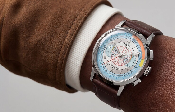 Chronograf Timex Marlin Neo Classic z kolorową srebrną tarczą i brązowym skórzanym paskiem noszony na nadgarstku.