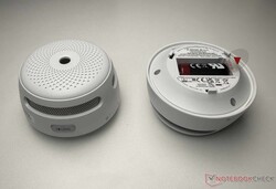 Widok z góry i z dołu inteligentnej, podłączonej do sieci czujki dymu X-Sense XS01-M (FS61)