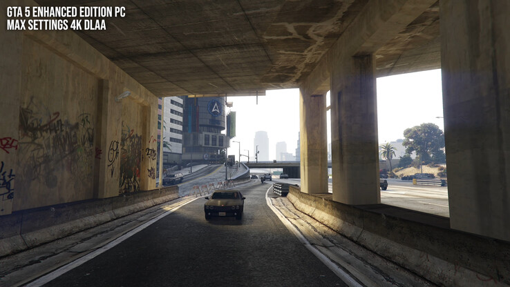 Chociaż gra GTA 5 Enhanced Edition oferuje doskonałe efekty RT, jakość zasobów graficznych jest nadal zauważalnie ziarnista w porównaniu z nowoczesnymi grami.