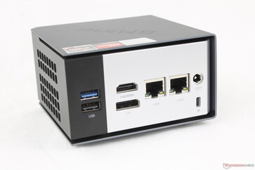 Tył: USB-A 3.2 Gen. 2 (10 Gb/s), USB-A 2.0 (480 Mb/s), HDMI 2.0, DisplayPort 1.3, 2x RJ-45 (2,5 Gb/s), zasilacz sieciowy, blokada Kensington