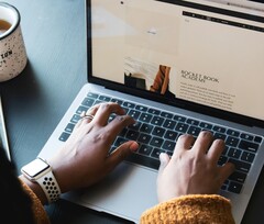 Pracownik korzystający z Macbooka Pro Apple (źródło zdjęcia: Daniel Thomas/Unsplash)