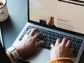 Pracownik korzystający z Macbooka Pro Apple (źródło zdjęcia: Daniel Thomas/Unsplash)