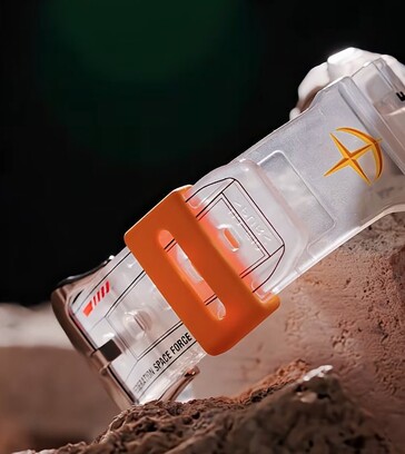 Casio G-Shock x Mobile Suit Gundam DW-5600 wyświetlany