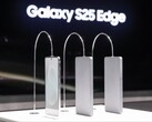 Galaxy S25 Edge (po lewej) umieszczony obok atrapy Galaxy S24 Ultra i Galaxy S23 Ultra podczas styczniowego wydarzenia Galaxy Unpacked 2025. (Źródło zdjęcia: Fnnews)