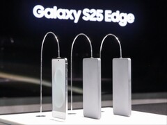 Galaxy S25 Edge (po lewej) umieszczony obok atrapy Galaxy S24 Ultra i Galaxy S23 Ultra podczas styczniowego wydarzenia Galaxy Unpacked 2025. (Źródło zdjęcia: Fnnews)
