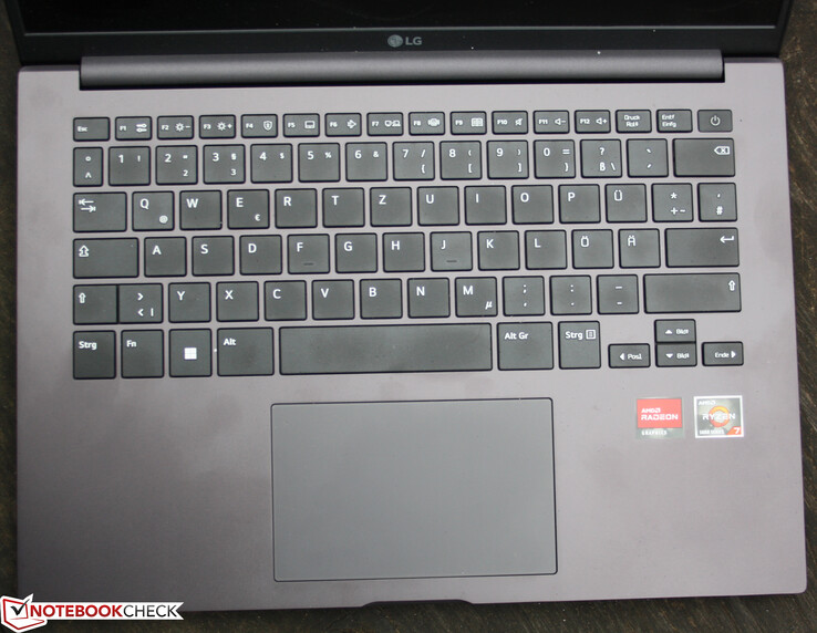 Pokład klawiatury wykazuje znaczne ugięcia na środku, co zmniejsza odczucie jakości tego laptopa.