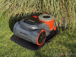 Navimow H2 na stacji ładującej