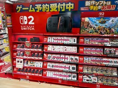 Wyświetlacz Nintendo Switch 2 w japońskim sklepie (źródło obrazu: konto Nintendeal X)