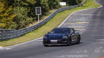 Prototyp Porsche Taycan niszczy czas Tesli Model S Plaid na torze Nürburgring (źródło zdjęcia: Porsche)