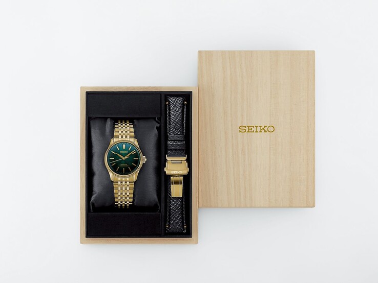 Zegarek Seiko Presage Classic x Tradman’s Bonsai wraz z dodatkowym czarnym skórzanym paskiem, zaprezentowany w drewnianym pudełku prezentacyjnym.