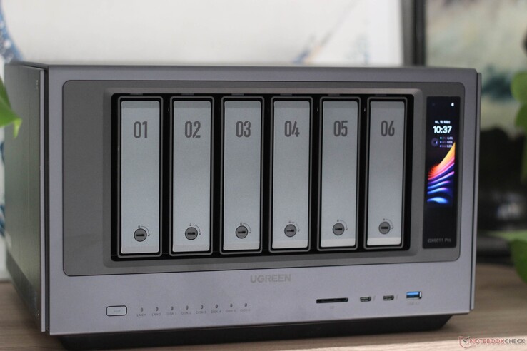 NAS jest wyposażony w wyświetlacz