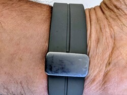 Metalowe zapięcie zegarka Galaxy Watch5 Pro wykazuje ślady użytkowania