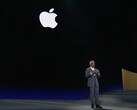 Dyrektor generalny Google Cloud Thomas Kurian na scenie z logo Apple za sobą (zrzut ekranu).