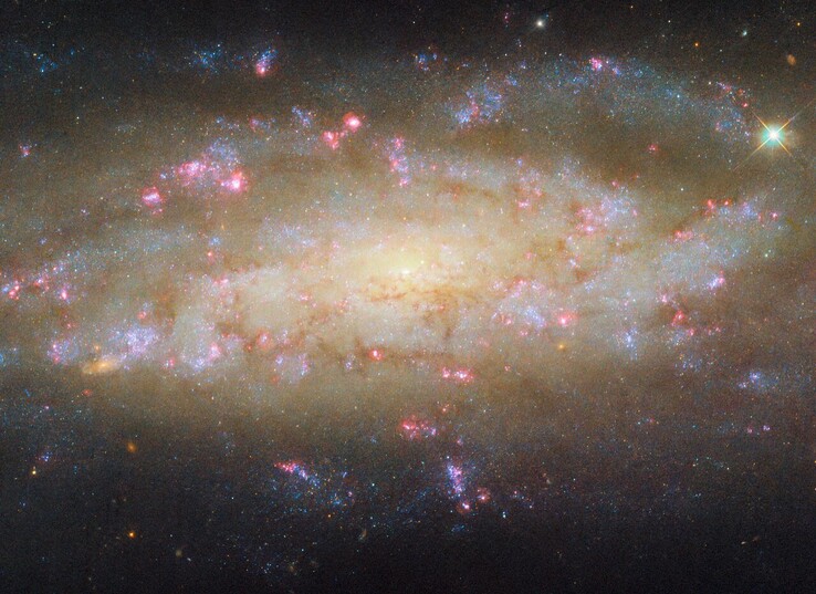 Zdjęcie galaktyki spiralnej NGC 7456 wykonane przez Hubble'a (źródło zdjęcia: ESA/Hubble, NASA i D. Thilker)