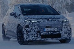 Po wstępnych szkicach, nowe Audi A2 e-tron pojawia się teraz w prawdziwym życiu w folii maskującej podczas jazd testowych na lodzie i śniegu w północnej Szwecji oraz w tunelu aerodynamicznym.