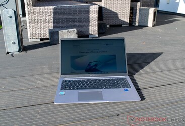 Asus ExpertBook P1 w bezpośrednim świetle słonecznym