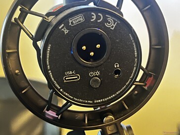 Dół: Wejście XLR, USB-C, przycisk zasilania/LED, wyjście audio 3,5 mm