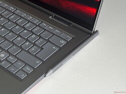 Pióro można teraz przymocować do etui magnetycznie.