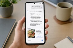 Dłoń trzymająca smartfon, na którym wyświetla się odpowiedź generowana przez sztuczną inteligencję, a poniżej znajduje się reklama sponsorowana