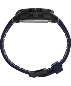 Widok z boku czarnego zegarka Timex Ironman Adrenaline, na którym widać zabezpieczoną koronkę, przyciski oraz ciemnoniebieski pasek.