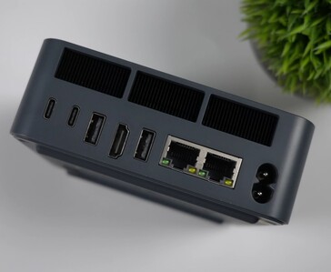 Tylne złącza wejścia/wyjścia minikomputera Beelink EQi 304, na których widoczne są dwa porty Thunderbolt 4, złącze HDMI, porty USB typu A, dwa porty Ethernet oraz gniazdo zasilania.