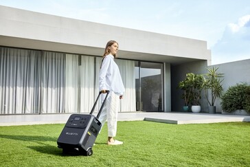 Bluetti Elite 400 ma wysuwaną teleskopową rączkę i płynnie toczące się koła (źródło zdjęcia: Bluetti)