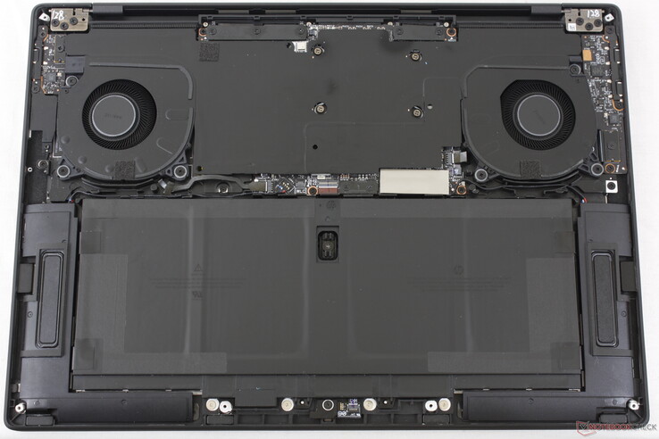 Dysk M.2 SSD znajduje się pod radiatorem obok lewego wentylatora, który nie jest zdejmowany przez użytkownika