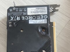 Stopiona płyta tylna karty graficznej EmTek StormX Dual RTX 4060 Ti. (Źródło zdjęcia: user_634494 na Quasar Zone)