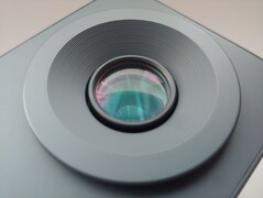 Projektor nie jest dostarczany z osłoną obiektywu. (Źródło obrazu: Notebookcheck)