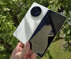 Vivo X Fold 5 będzie lżejszy od przedstawionego tutaj Vivo X Fold 3 (źródło obrazu: Notebookcheck)