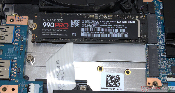 Jest tam miejsce na dwa dyski SSD PCIe 4.