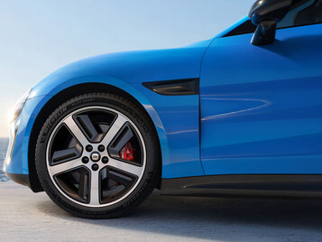 Xiaomi SU7 (2026) w nowym kolorze Capri Blue: elektryczny sportowy sedan zyskuje coś więcej niż tylko drobny lifting. (Źródło zdjęcia: Xiaomi)