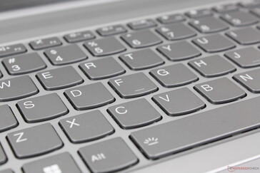 Łagodniejsze reakcje klawiszy w porównaniu do flagowych laptopów biurowych, takich jak ThinkPad lub HP EliteBook