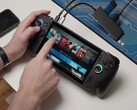 Asus ROG Ally X z uruchomionym Bazzite, z tytułami gier widocznymi na ekranie i podłączonymi urządzeniami USB. (Źródło obrazu: Dawid Does Tech Stuff)