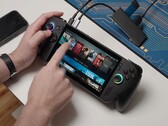Asus ROG Ally X z uruchomionym Bazzite, z tytułami gier widocznymi na ekranie i podłączonymi urządzeniami USB. (Źródło obrazu: Dawid Does Tech Stuff)