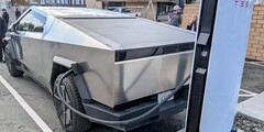 Cybertruck na doładowaniu V4 (zdjęcie: Mardak/TMC)
