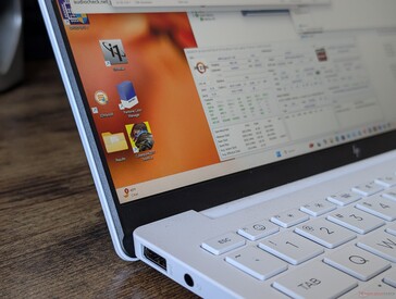 Brak krawędziowego szkła lub ekranu dotykowego, aby utrzymać niską wagę